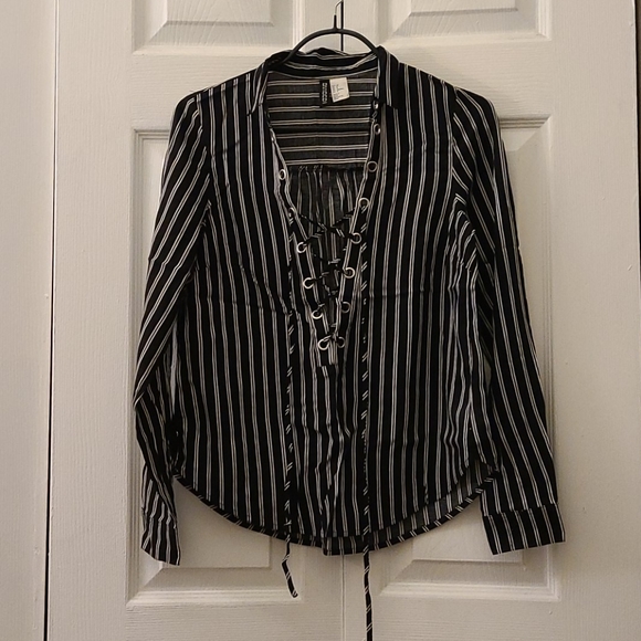 H&M divided shirt - Picture 1 of 3